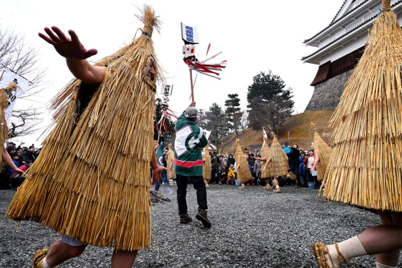在神山城正门前的广场上进行的表演，据信是重现了皇室援军的场景。