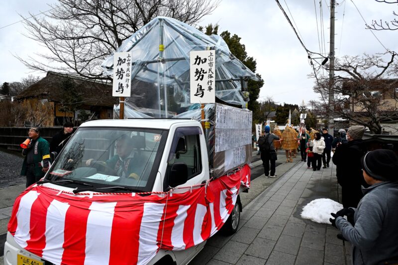 画面展现了神山市的游行队伍，似乎是该镇支持者的重现。