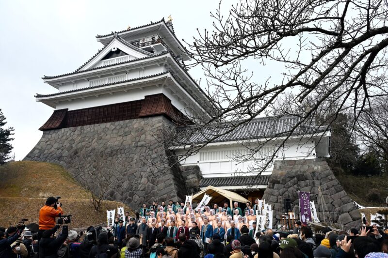 将在神山城正门前举行祈祷仪式。