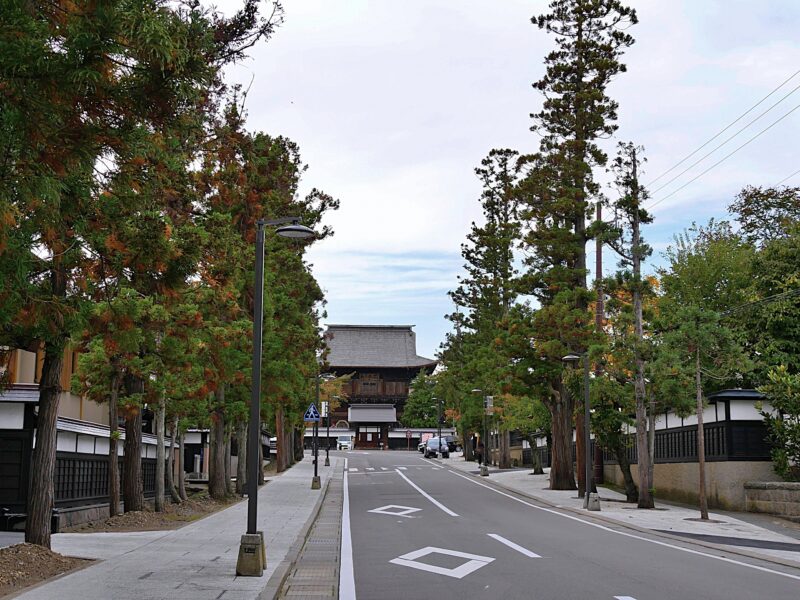 禅林街地区聚集了 33 座曹洞宗禅寺，在街道的尽头可以看到长胜寺。