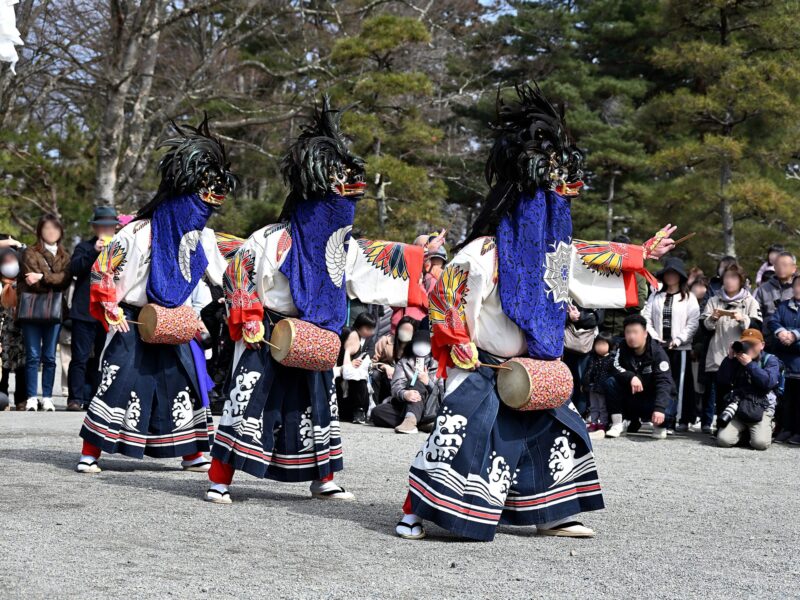 会津彼岸狮子(天荣狮子)是由三名舞者组成的团体,每人独立表演。