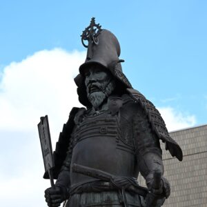 弘前文化中心前的津轻为信雕像