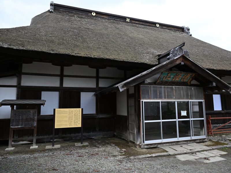 觉修寺茅草屋顶主殿