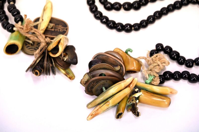 Pièces de monnaie anciennes et ossements d'animaux fixés à un chapelet Irataka (Collection du Musée préfectoral d'histoire d'Aomori)