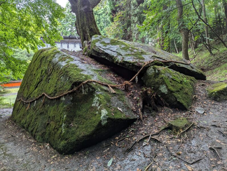 裏手から見たアラハバキ大神の巨石（丹内石）