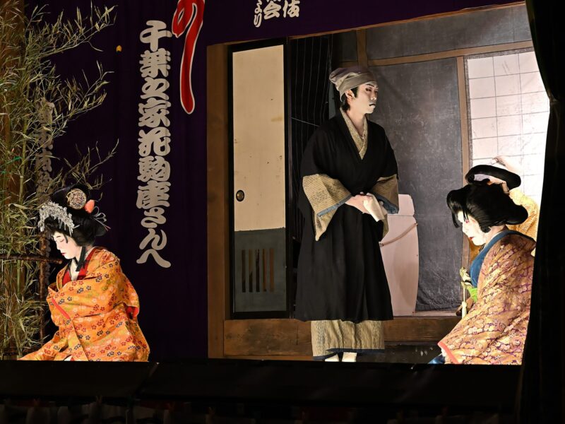 桧枝岐歌舞伎：在《江本太鼓记》中，尼崎场景中，真柴筑善神久义（羽柴秀吉饰）伪装成旅行僧人。