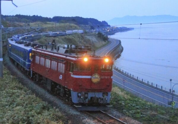 Overnight express train "Hamanasu"