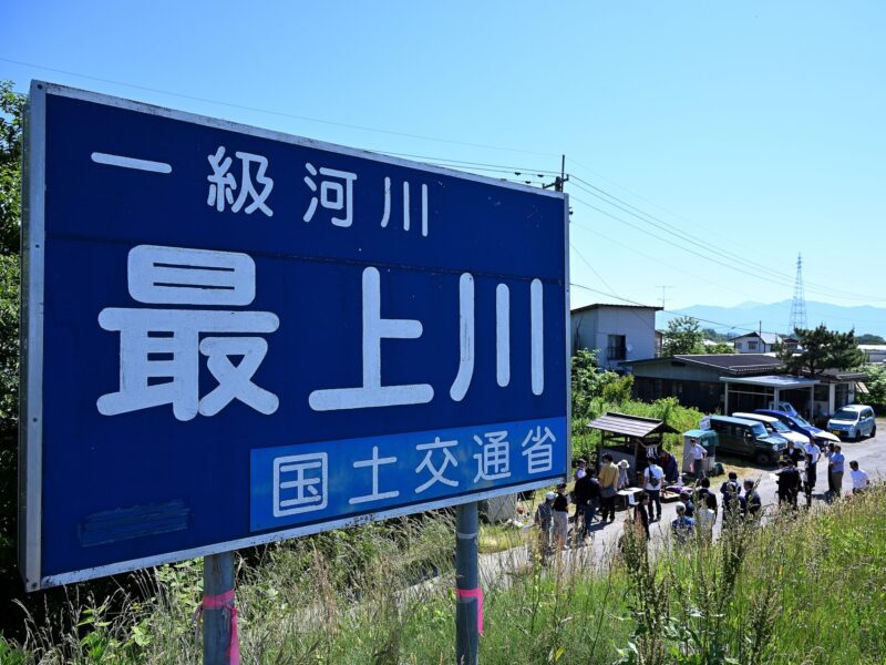 La cérémonie de flottaison des tonneaux Konpira dans le district de Kawamukai, ville de Nakayama, est devenue la seule du genre dans la préfecture