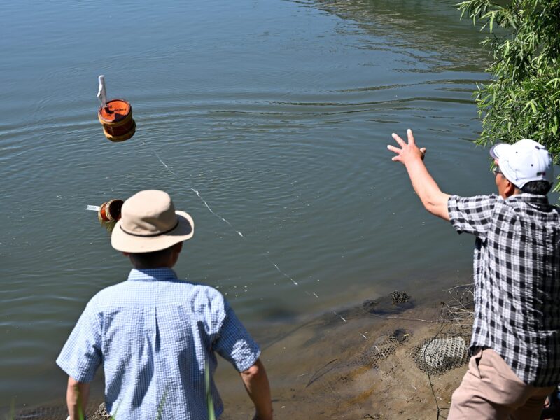 Actuellement, un fil de pêche est fixé aux barils afin qu'ils puissent être récupérés à chaque fois