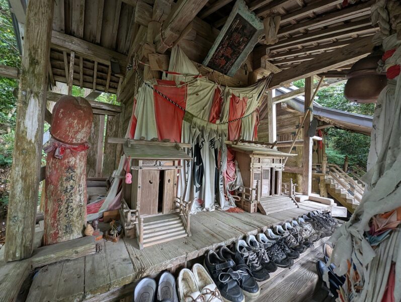 A large number of shoes and Konsei statues are being offered to Arahagihaba Shrine (Tagajo City)