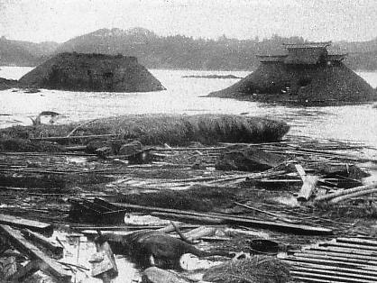 A house that drifted ashore from Hosoura on the opposite shore to Gongenhama in Shizugawa Town during the 1896 Meiji Sanriku Great Tsunami. Source: Wikipedia