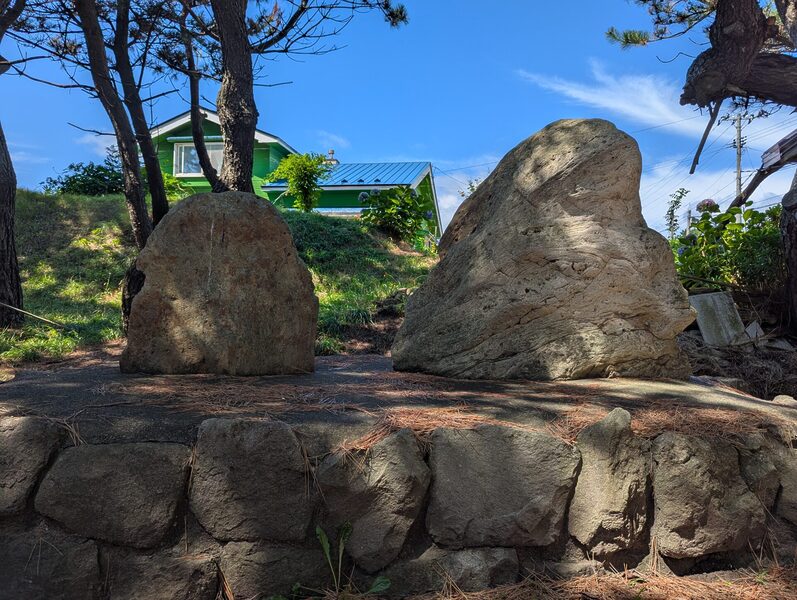 洗磯崎神社本殿裏手にある磐座?
