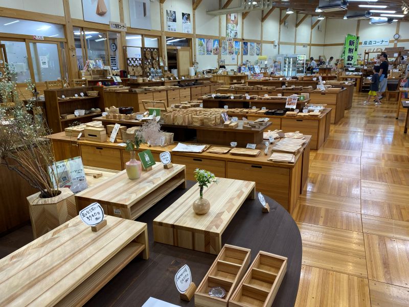道の駅 津山 もくもくランド　たくさんの矢羽木工品が展示されている