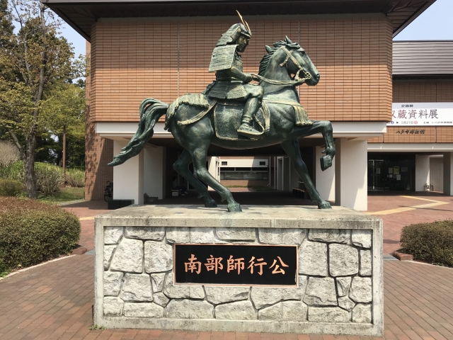 八戸市博物館に設置されている南部師行の像