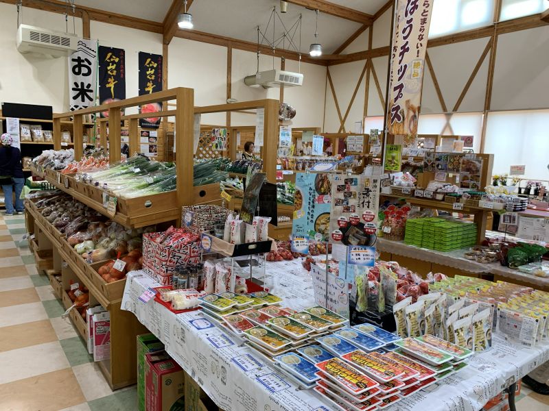 道の駅 みなみかた もっこりの里　野菜や加工品がたくさん置かれた店内