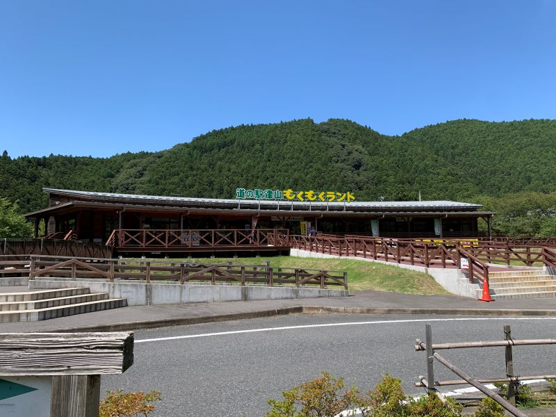 木工品の展示販売と産直のある「もくもくハウス」