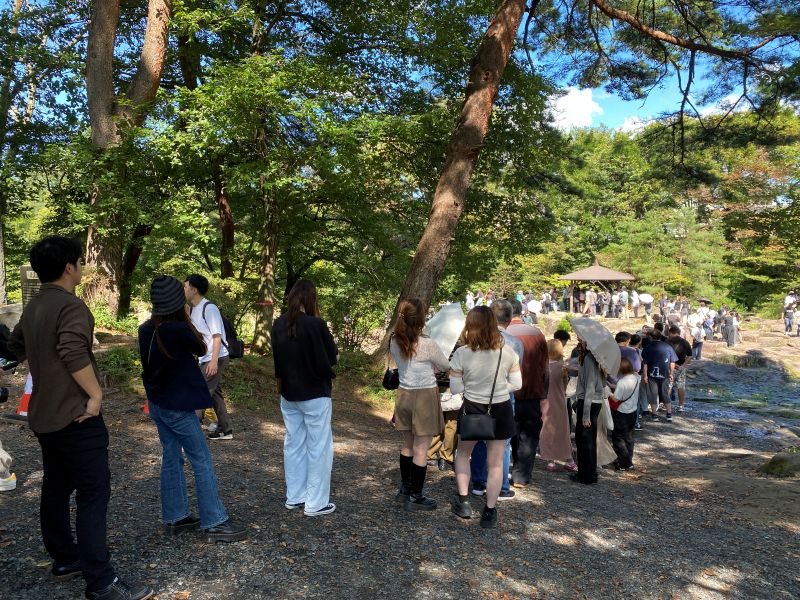 東家からの行列はまだ画像の左側にも続いていて、最後尾はだんご購入まで2時間待ち