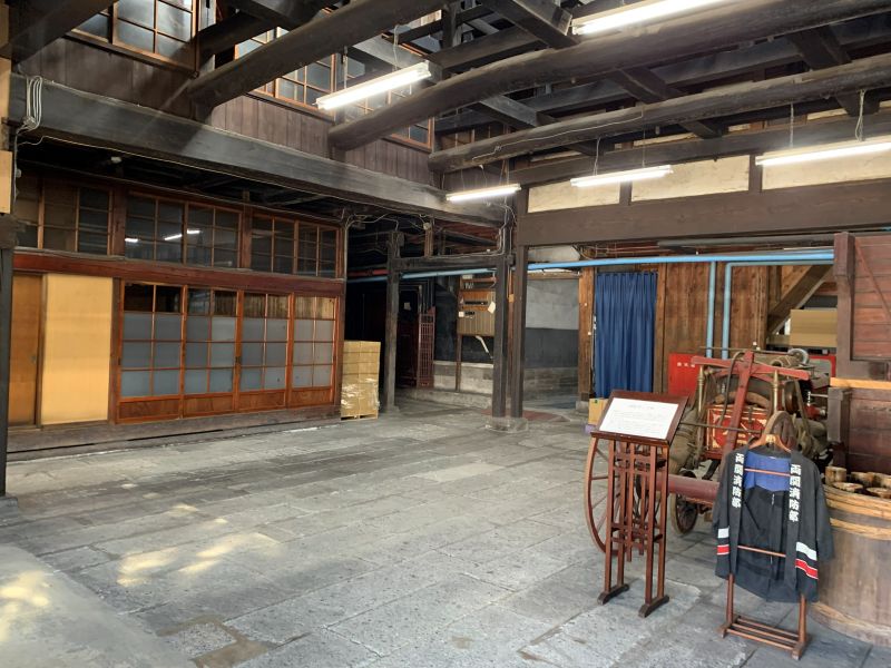 Dentro del almacén del edificio principal de la fábrica de sake Ryozeki