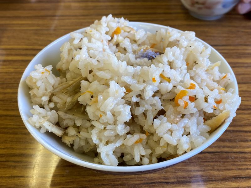 茶碗に山盛りのイワナの炊き込みご飯