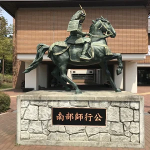 八戸市博物館に設置されている南部師行の像