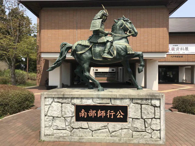 八戸市博物館に設置されている南部師行の像