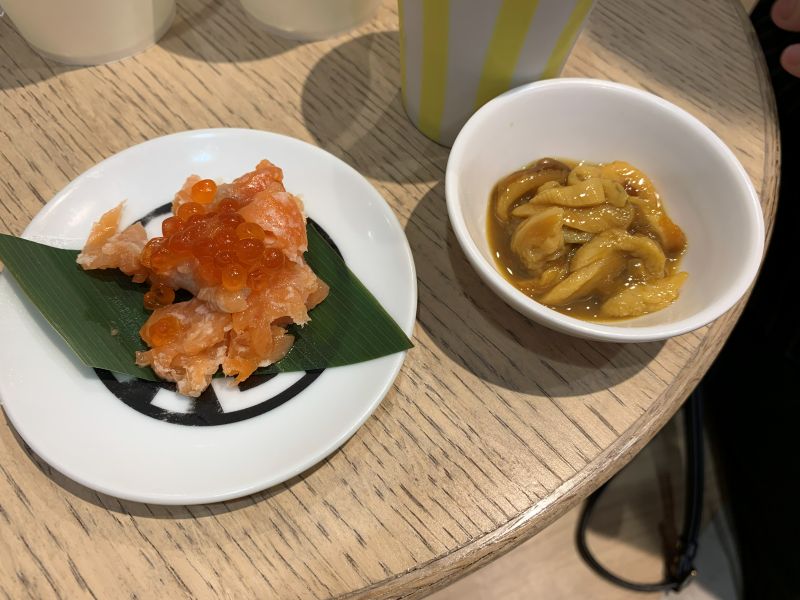 ミヤギノ純米酒センター シマウマ酒店　選んだおつまみは「みやぎサーモン 塩麹和え」（左）と、「ホヤの塩辛」（右）