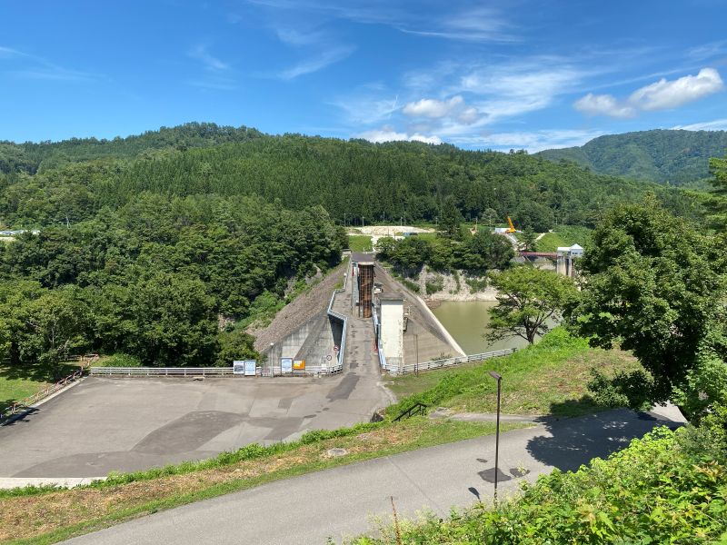 Presa de Minase, donde se puede circular en coche por la parte superior sin permiso