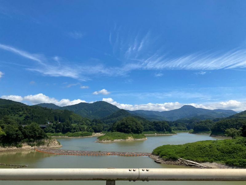 Desfiladero del lago Koyasu visto desde lo alto de la presa de Minase