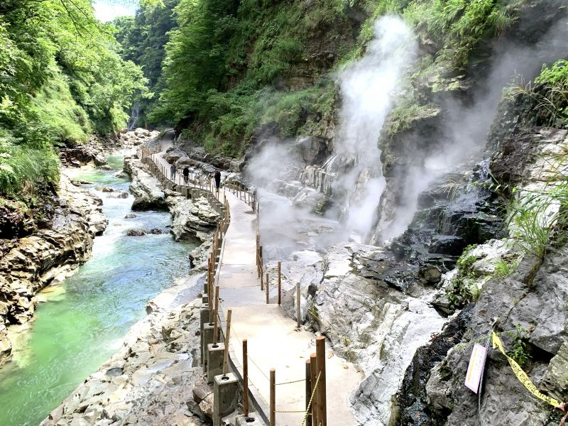 El géiser del desfiladero de Koyasu entra en erupción con agua caliente y vapor cerca del sendero. Los charcos que hay debajo del sendero también están muy calientes, así que tenga cuidado de no tocarlos
