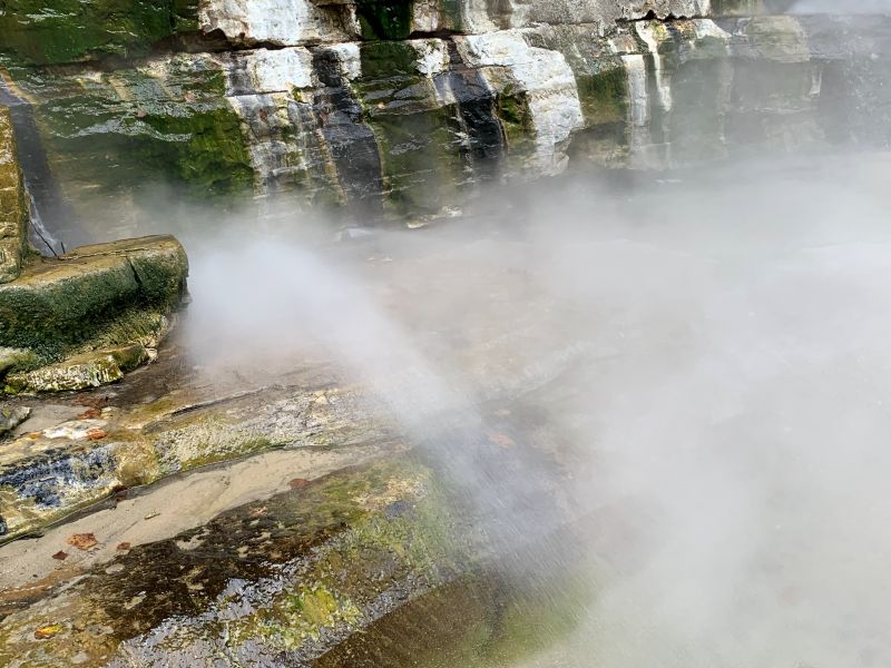 En el géiser de la garganta de Koyasu, hay zonas donde el agua caliente entra en erupción violentamente, por lo que se recomienda precaución al pasar por allí