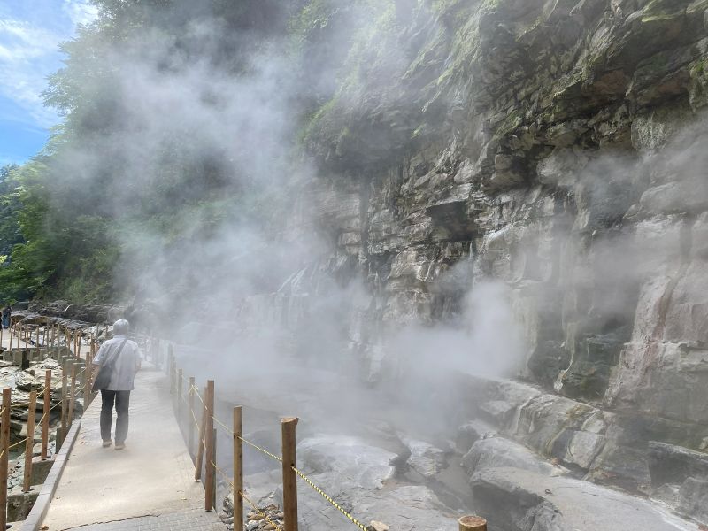 En el géiser de la garganta de Koyasu, dependiendo de la dirección del viento y la temperatura, el vapor a veces puede dificultar la visibilidad del sendero