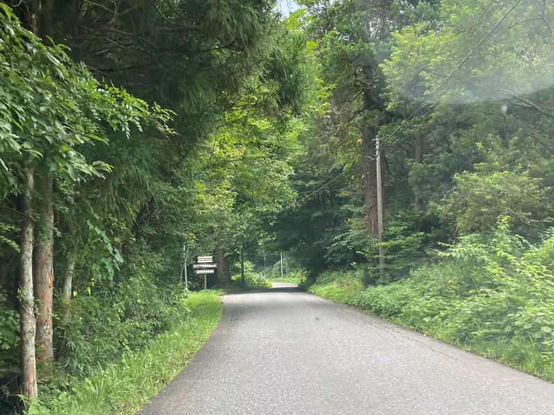 La entrada al sendero del valle de Asabu se encuentra justo antes del lago Hanayama. Desde aquí se pueden ver las cataratas Fudo y otros lugares de interés. Tenga cuidado, ya que la línea central desaparece repentinamente y el camino se estrecha en esta zona
