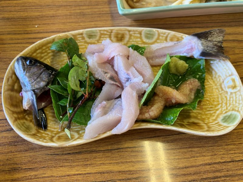 店の横にある水槽で泳いでいたイワナはまだ動いていた