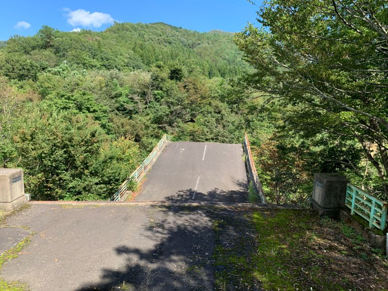 見学通路は崩落した橋の先端近くまで行ける