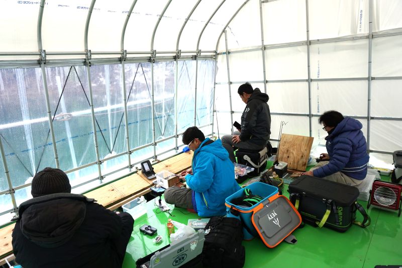 Pesca de eperlano desde una embarcación tipo domo en el lago Hanayama. Fuente: Biblioteca Digital de Fotografía de Miyagi