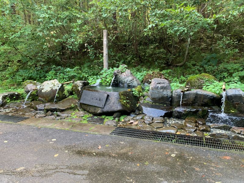 湧き水は同時に4カ所で汲むことができる