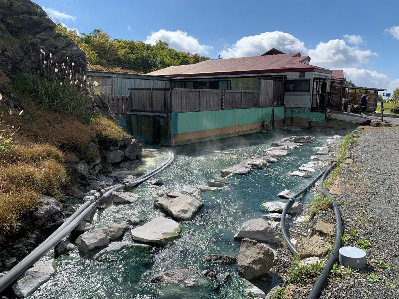 須川高原温泉の露天風呂「大日湯」。手前は源泉からの流れでここで足湯を楽しむこともできる