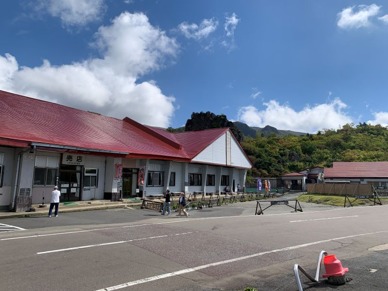 須川高原温泉の売店と食堂。右奥に露天風呂「大日湯」がある