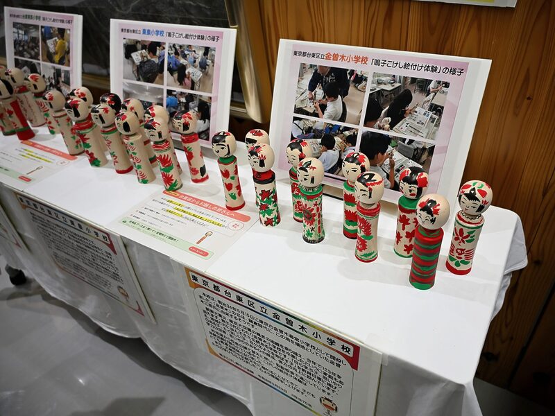 全国各地の小学生が絵付け体験をしたオリジナルこけし
