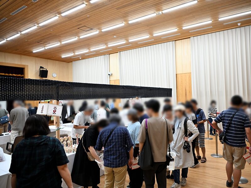 「第71回全国こけし祭り」の販売会場の様子