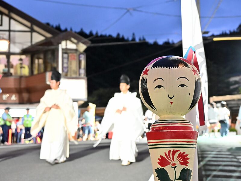 JR陸羽東線の「鳴子温泉」駅前に設置されているこけし