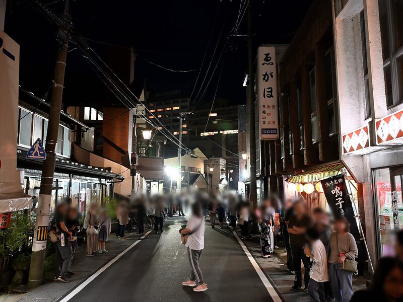 祭りの雰囲気に包まれる鳴子温泉のメイン通り