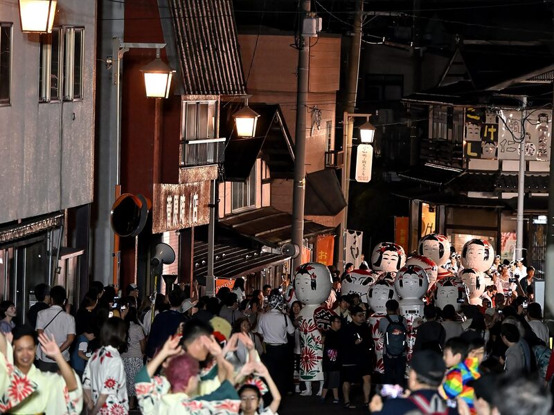 遠くから徐々に近づいてくる「張りぼてこけし」の一団