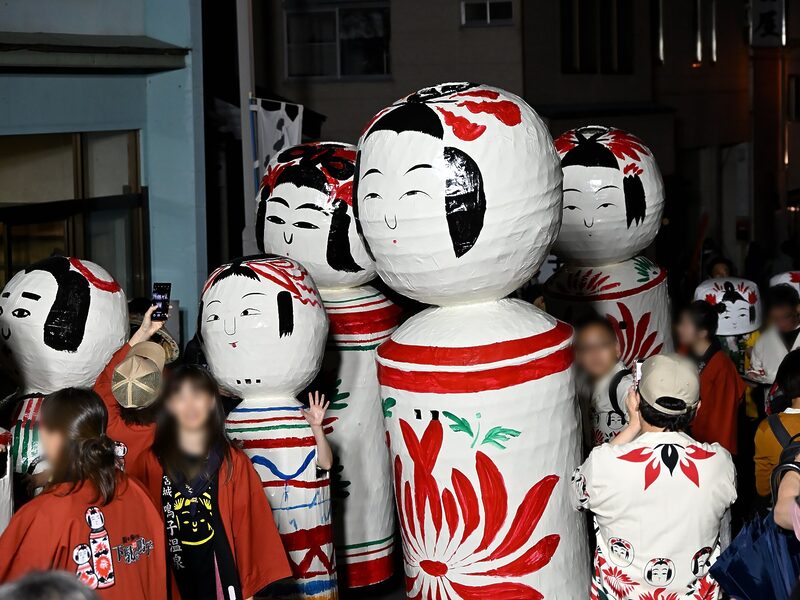 張りぼてこけし（写真手前）と顔ぼてこけし（写真奥側）