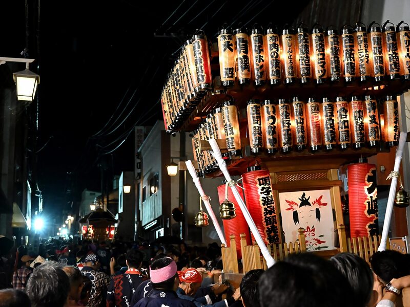 沢山の提灯が掲げられた万燈神輿
