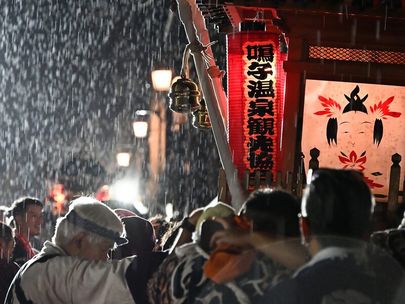 「第71回全国こけし祭り」雨の中の神輿渡御