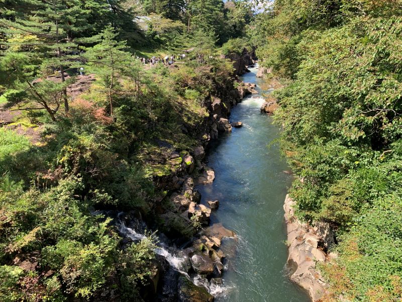 磐井川にかかる天工橋から見る猊鼻渓。9月22日時点で紅葉の気配はまだなし