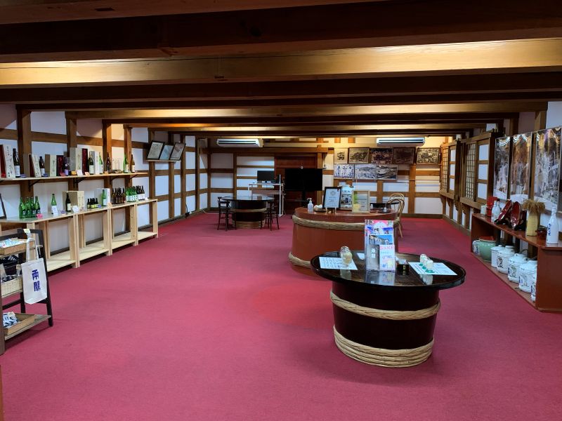 En el interior del almacén de la fábrica de sake Ryozeki, que también funciona como museo