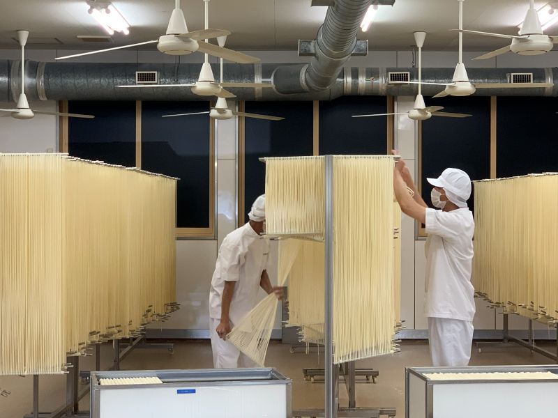 En la tienda principal de Sato Yosuke, los artesanos estiran la masa de udon Inaniwa de forma fina y uniforme utilizando técnicas artesanales tradicionales transmitidas de generación en generación