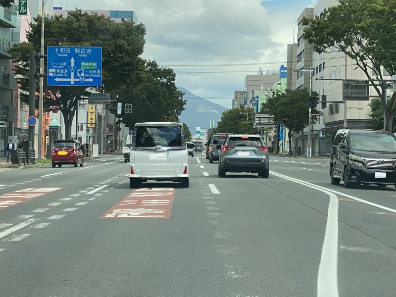Tourner à droite à l'intersection « NTT » sur la route nationale 4 marque le point de départ de la route 103 (la photo a été prise de l'intérieur de la voiture par le navigateur sur le siège passager)
